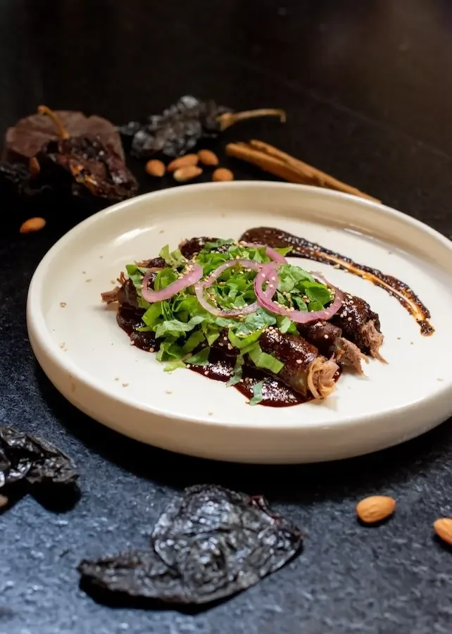 Receta con pato acompañada de guarniciones